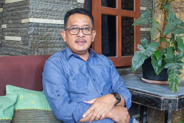 Cita-cita Jadi Guru, Nyambi Jadi Penjahit saat Kuliah